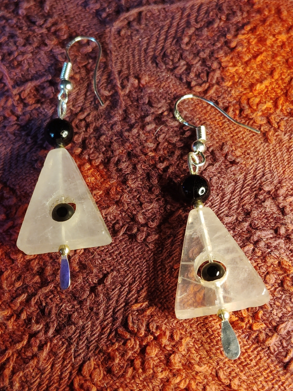 📌 SOLID STERLING, TRIANGULAR ROSE QUARTZ DROP EARRINGS WITH BLACK ONYX ACCENT.